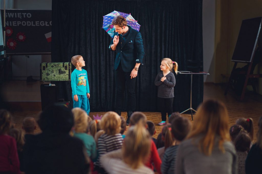 pokaz iluzjonisty w Toruniu na przedstawieniu szkolnym