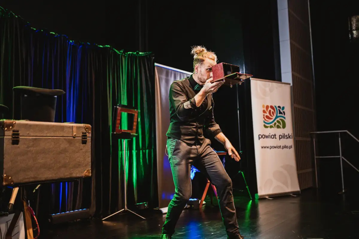 magiczny rekwizyt w rekach iluzjonisty